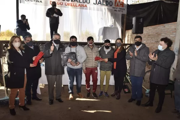Jaldo entregó herramientas y materiales deportivos a emprendedores de Río Colorado