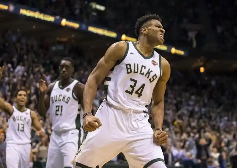 UNA MÁQUINA. Giannis Antetokounmpo es la gran carta ofensiva de los Bucks.