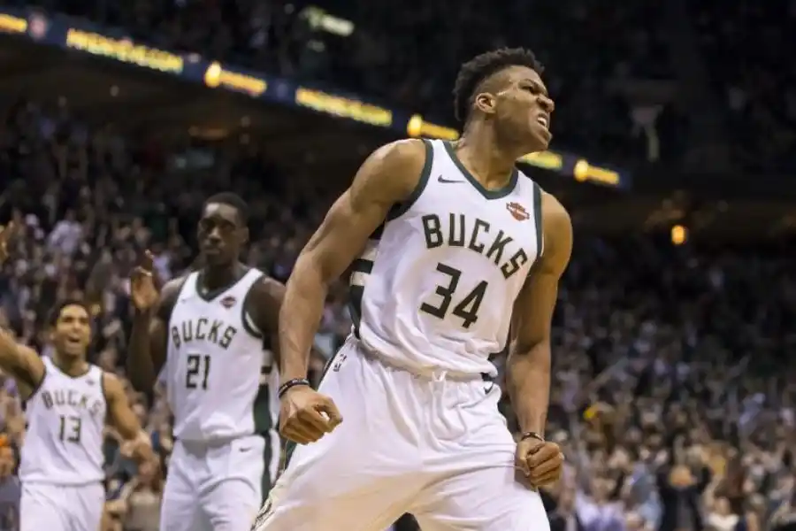 UNA MÁQUINA. Giannis Antetokounmpo es la gran carta ofensiva de los Bucks.