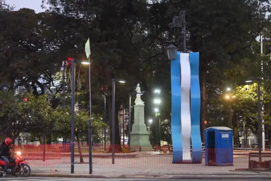 ÚLTIMOS DETALLES. La plaza Independencia ya se ofrece renovada a los paseantes.