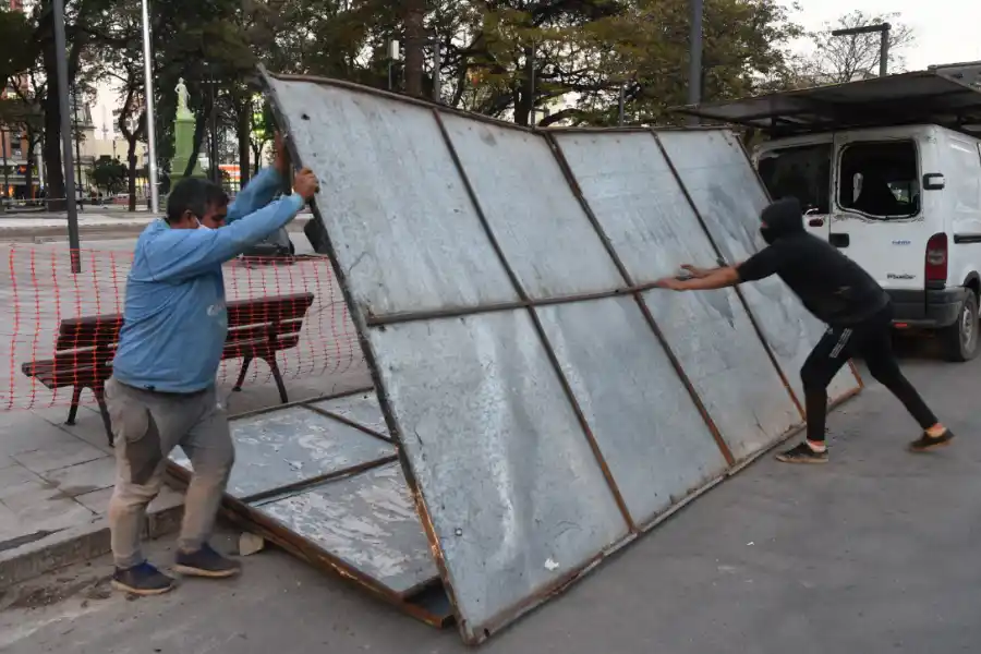 ÚLTIMOS DETALLES. La plaza Independencia ya se ofrece renovada a los paseantes.