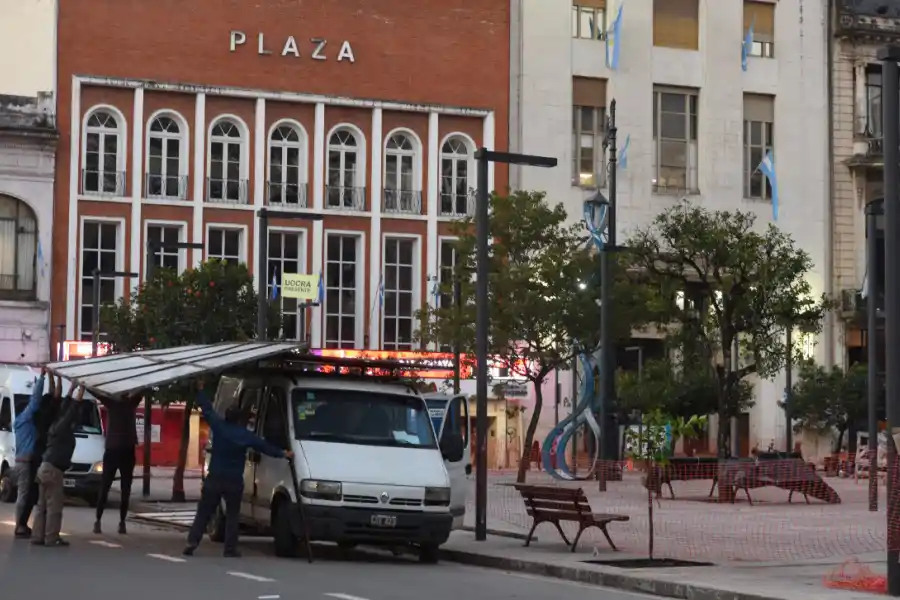 ÚLTIMOS DETALLES. La plaza Independencia ya se ofrece renovada a los paseantes.
