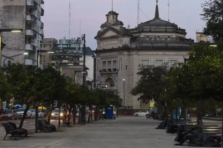 ÚLTIMOS DETALLES. La plaza Independencia ya se ofrece renovada a los paseantes.