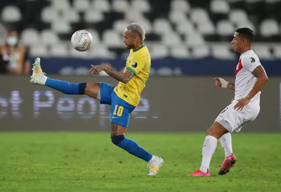 FLEXIBILIDAD. Neymar muestra su elasticidad para pelear cualquier balón. Además, en el gol de Paquetá, mostró el talento que lo caracteriza al hacer la asistencia. 