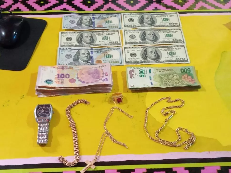 SECUESTRO. Relojes, cadenas, anillos, dólares y pesos. La Policía cree que el material decomisado corresponde con los objetos robados de una joyería.  
