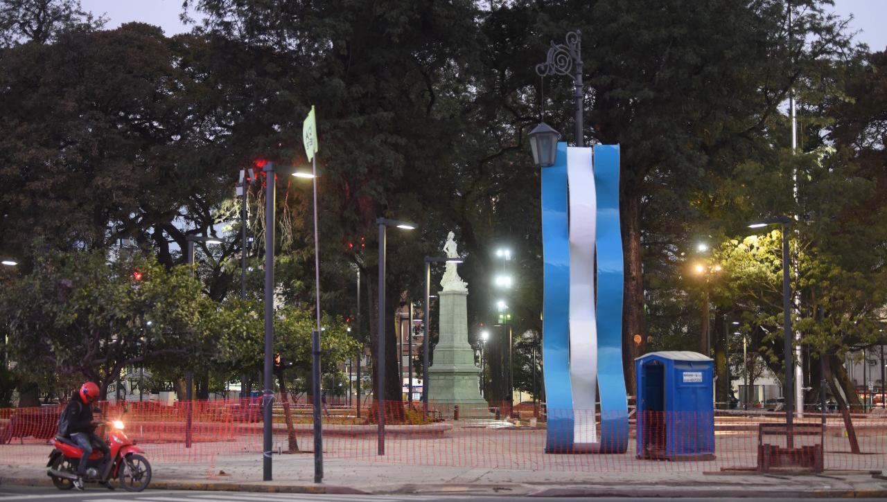 ÚLTIMOS DETALLES. La plaza Independencia ya se ofrece renovada a los paseantes.