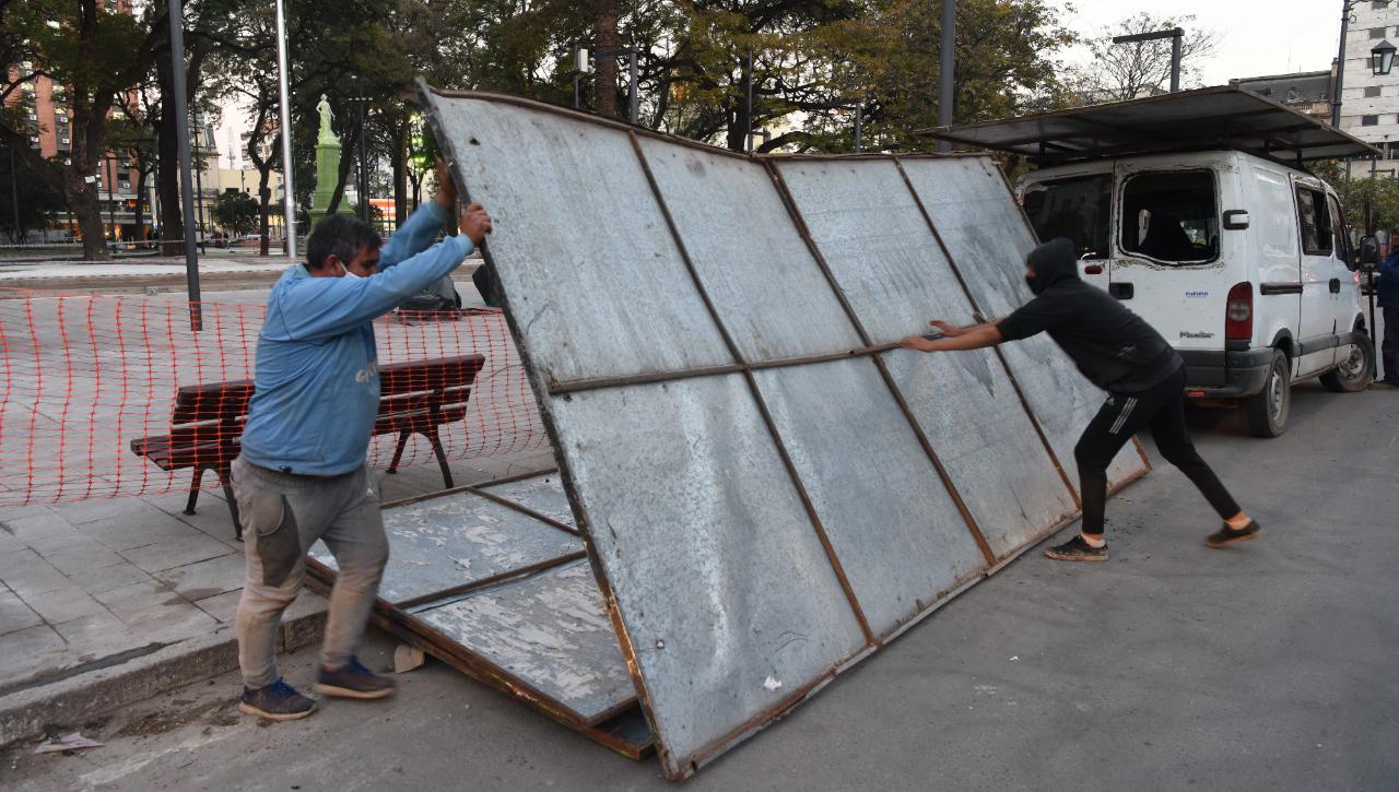 ÚLTIMOS DETALLES. La plaza Independencia ya se ofrece renovada a los paseantes.