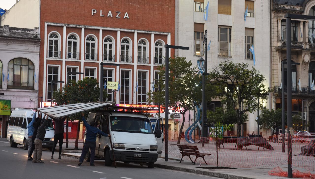 ÚLTIMOS DETALLES. La plaza Independencia ya se ofrece renovada a los paseantes.