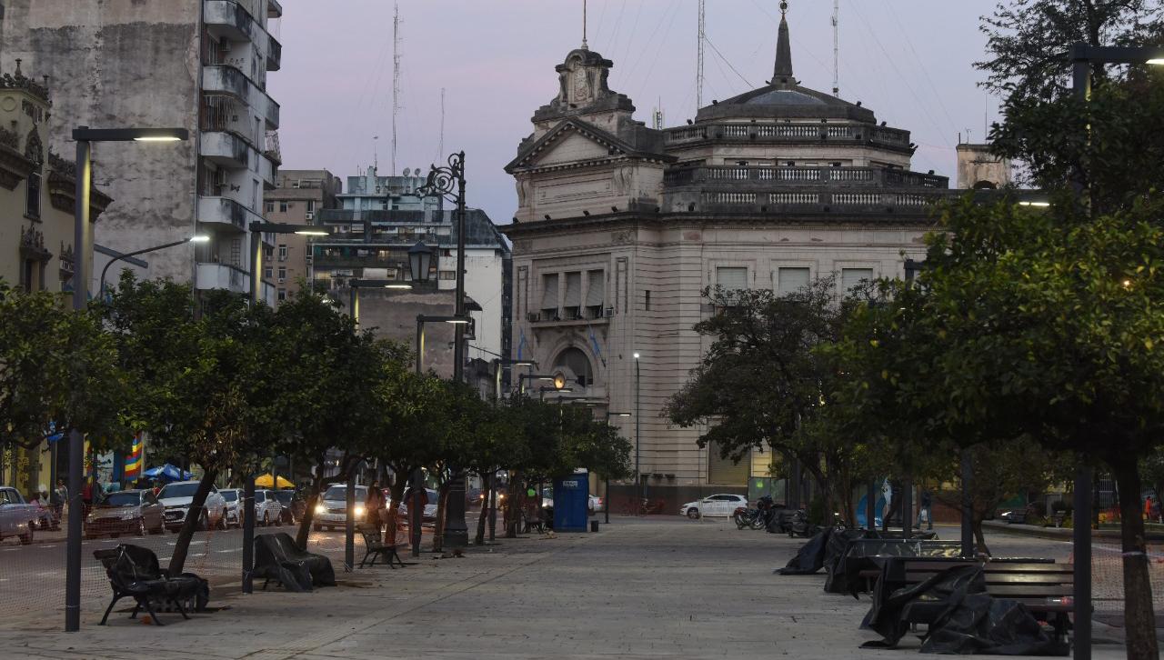 ÚLTIMOS DETALLES. La plaza Independencia ya se ofrece renovada a los paseantes.