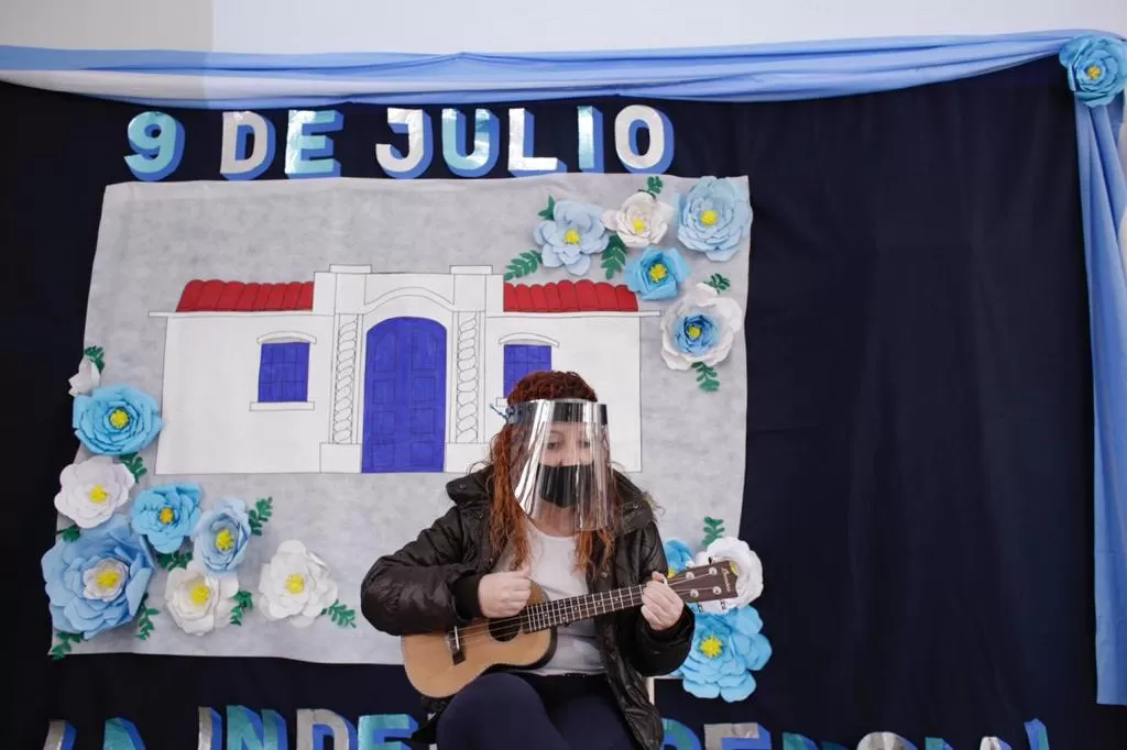 Un 9 DE JULIO PARTICULAR. Maestra deleita a sus alumnos con  una canción patriótica. FOTO MINISTERIO DE EDUCACIÓN. 
