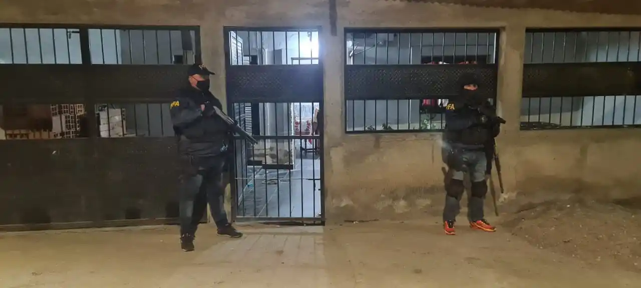 Doce personas fueron detenidas en tres allanamientos por venta de droga