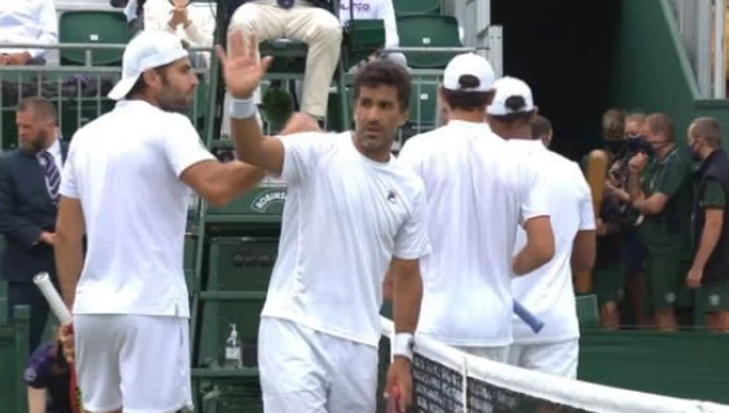 FESTEJO. El argentino Máximo González saluda luego de conseguir el pase a semifinales de Wimbledon.