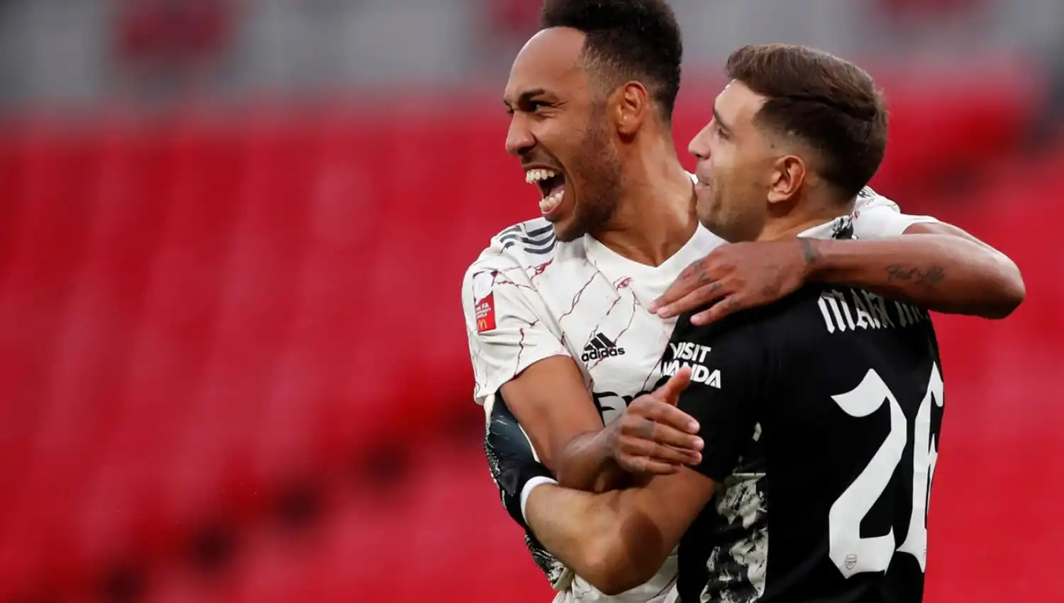 SU DESPEDIDA DE ARSENAL. Emiliano Martínez celebra junto a Pierre-Emerick Aubameyang el título de la Community Shield.