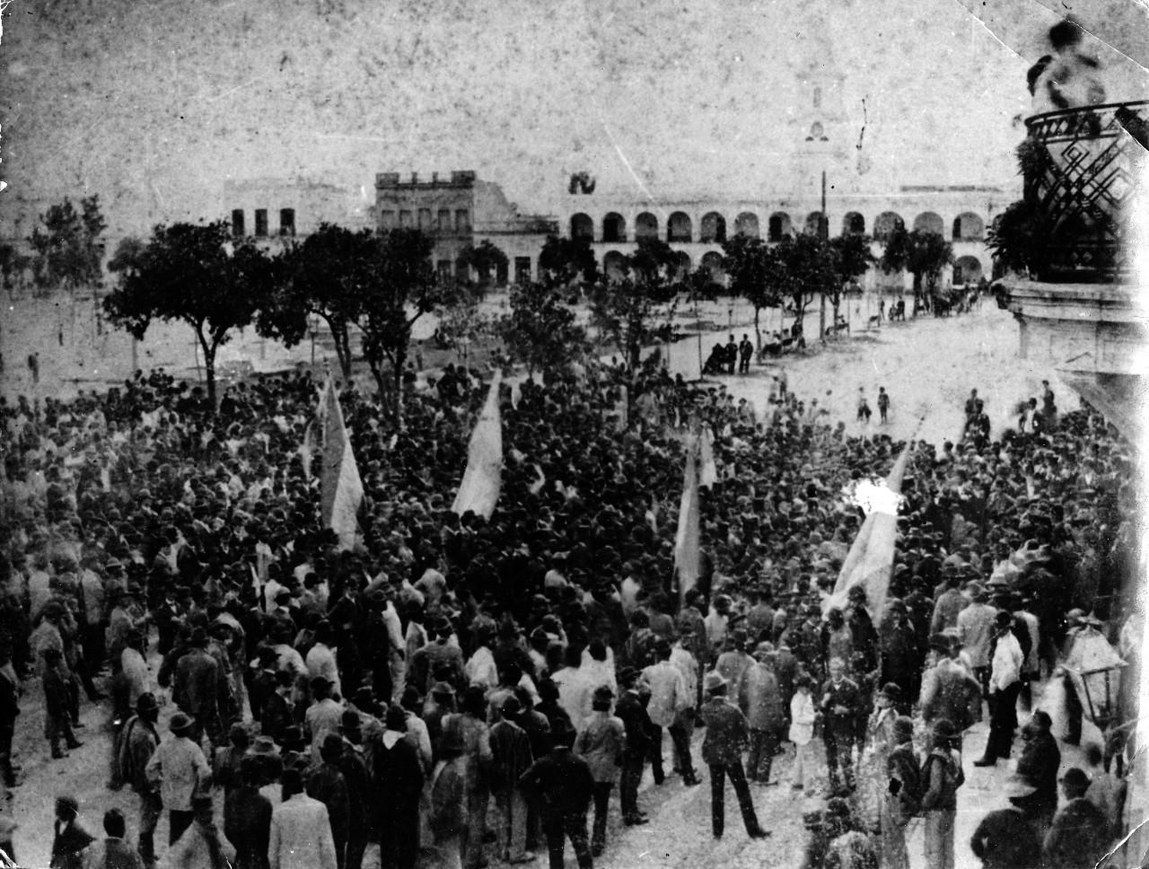 1887. Golpe al gobernador Juan Posse: muchedumbre en la plaza.