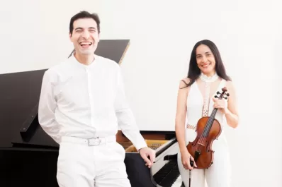 El Dúo Isas Kwiek engalana la música con su primer álbum