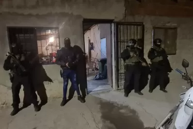 Doce personas fueron detenidas en tres allanamientos por venta de droga