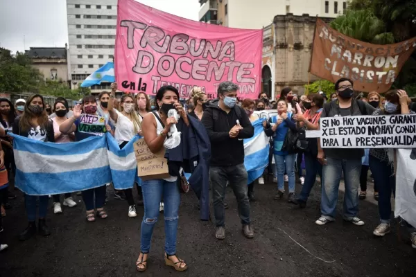 Tenemos muchísimos docentes en situación de precariedad laboral, advirtió un legislador