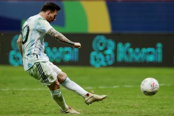 Messi, maradoniano: el capitán terminó con el tobillo ensangrentado