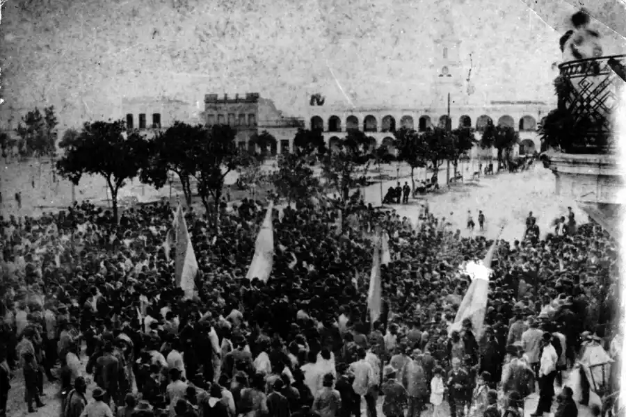 1887. Golpe al gobernador Juan Posse: muchedumbre en la plaza.