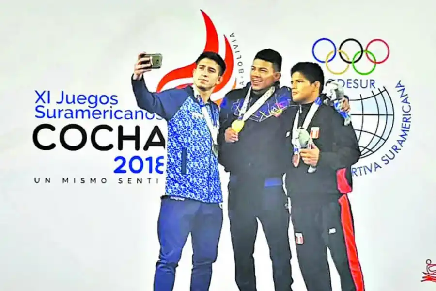 AUTORECUERDO. Destribats saca la selfie desde el segundo escalón del podio en los Juegos Odesur. El cordobés competirá en Tokio en lucha hasta 65 kilos.