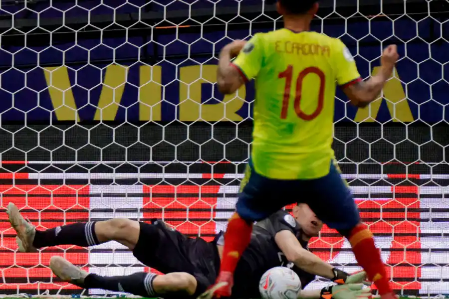 A LA HISTORIA. Emiliano Martínez le atajó a Cardona el penal definitorio de la serie por semifinales.