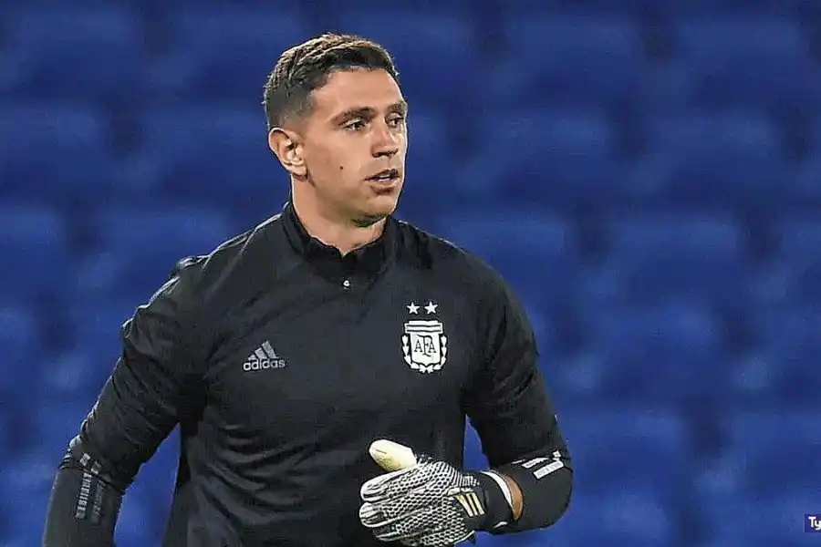 Dibu Martínez fue papá hace pocos días y aún no pudo conocer a su hija