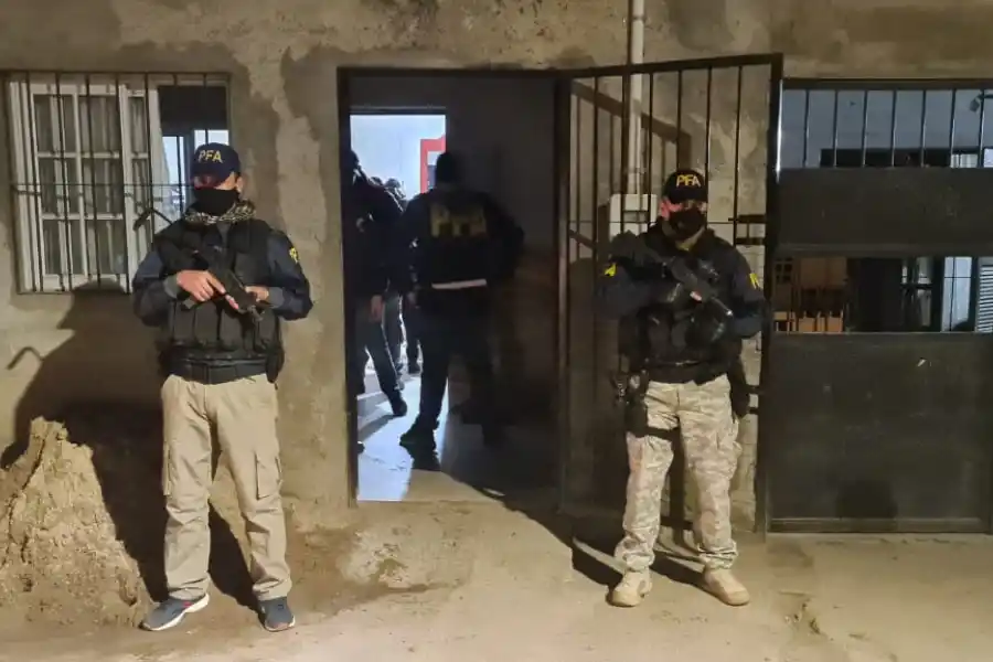 Doce personas fueron detenidas en tres allanamientos por venta de droga