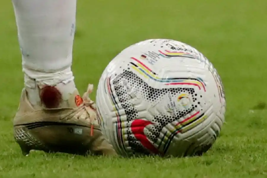 Messi, maradoniano: el capitán terminó con el tobillo ensangrentado