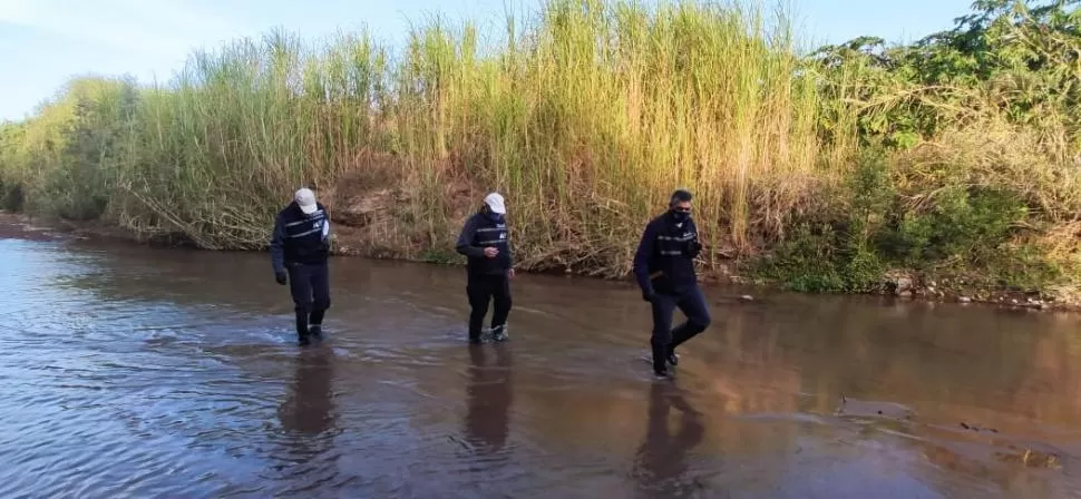 EN EL AGUA. Los peritos del ECIF caminaron por el cauce del río Colorado donde encontraron algunos restos del cuerpo de la niña.  