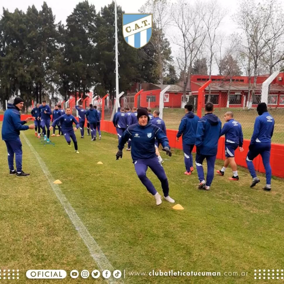 ABRIGADOS. Con Leonardo Heredia a la cabeza, Atlético entrena en Villa Domínico bajo las ordenes del preparador físico Fernando Gómez. Hoy jugarán con Aldosivi. 