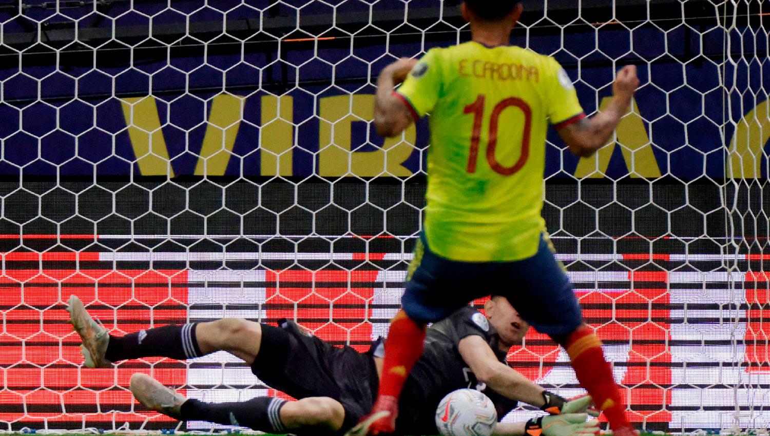 A LA HISTORIA. Emiliano Martínez le atajó a Cardona el penal definitorio de la serie por semifinales.