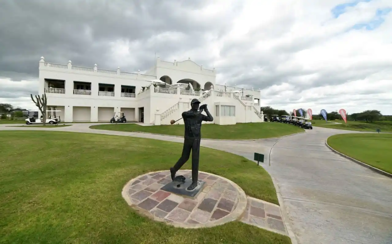 IMAGEN DE TERMAS DE RÍO HONDO, GOLF CLUB. GENTILEZA TURISMO SANTIAGO DEL ESTERO.
