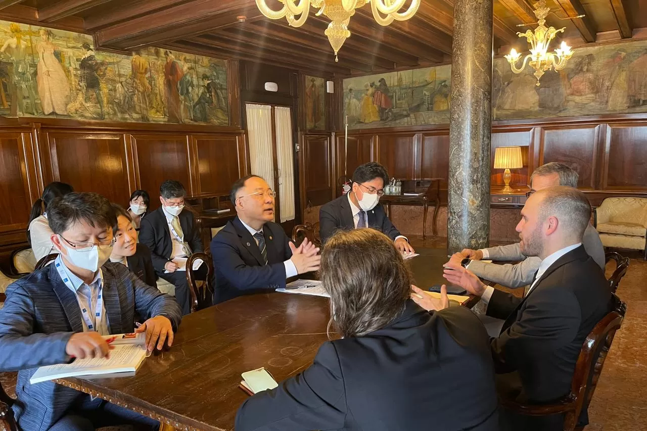 MARTÍN GUZMÁN en Venecia, en la reunión con dirigentes de Corea del Sur. 