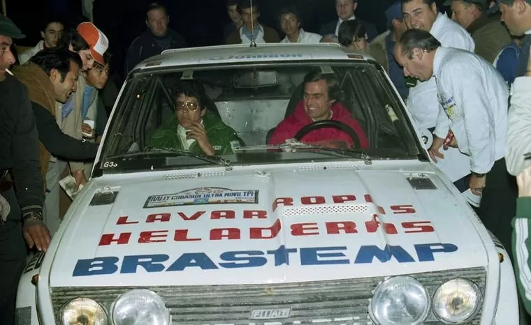 SIEMPRE MUY REQUERIDO. Reutemann rodeado de fanáticos.  
