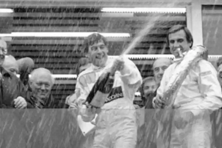 1984. En Nürburgring, Lole comparte el podio con Ayrton Senna 