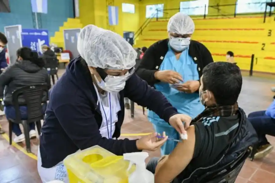 La Facultad de Medicina de la UNT pide a los jóvenes que vayan a vacunarse