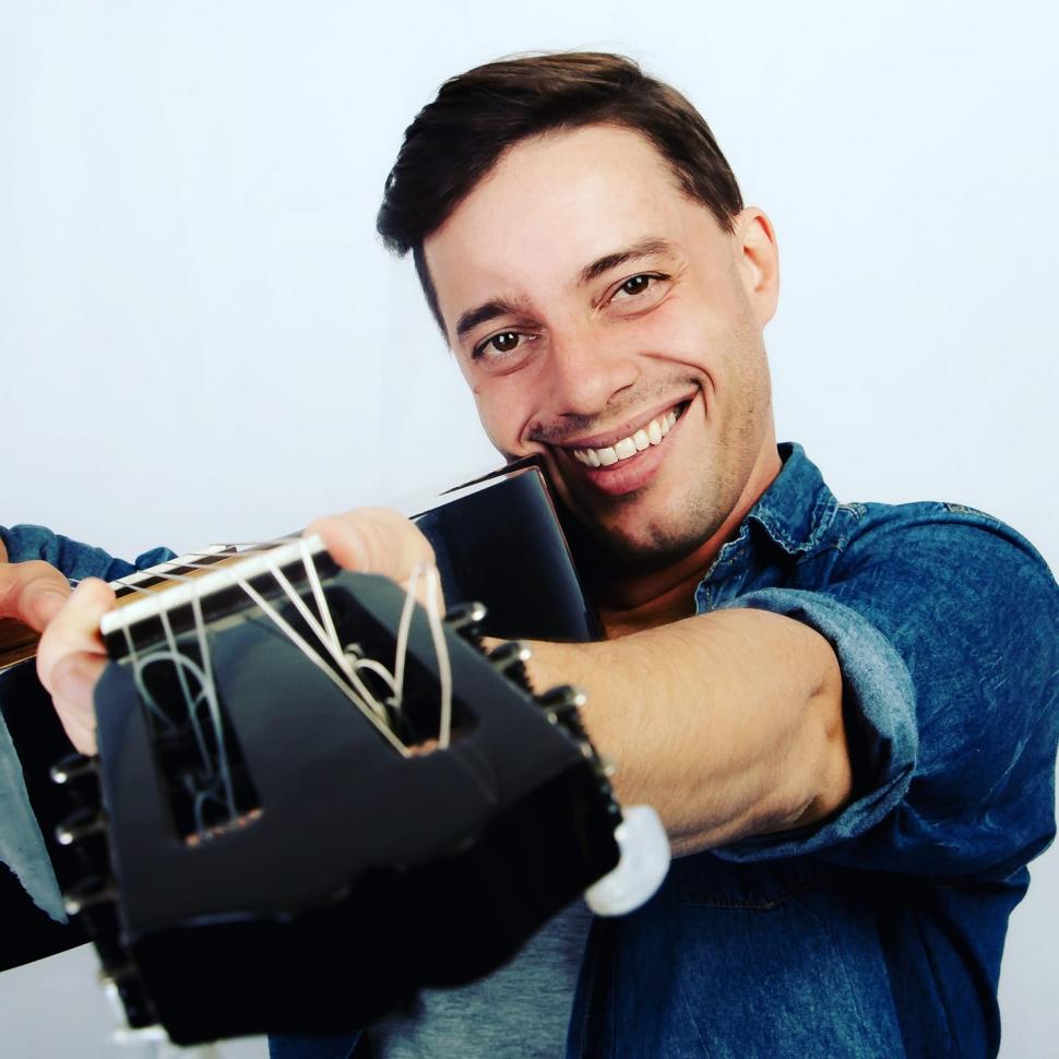 PLAZA URQUIZA. Esta noche llega Leandro Robin con la fuerza de su canto.   prensa
