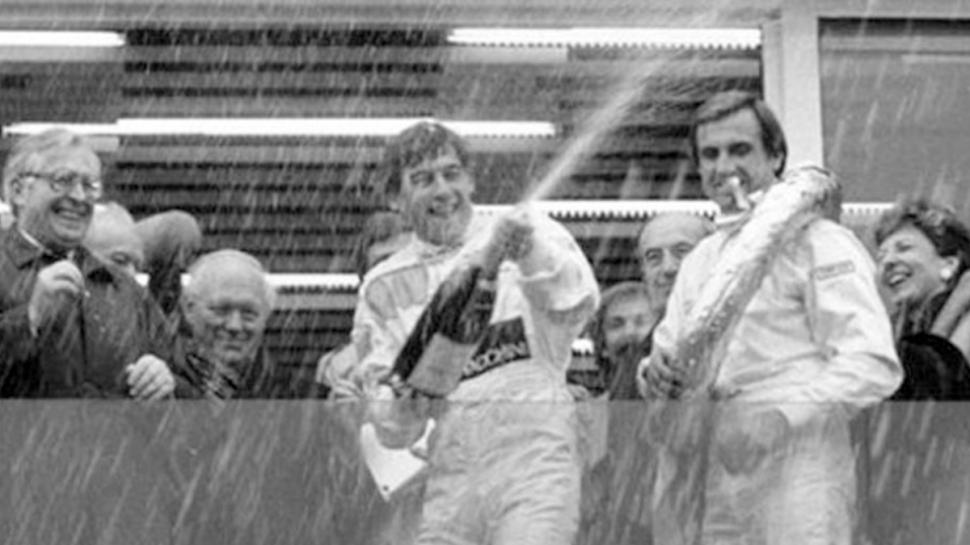 1984. En Nürburgring, Lole comparte el podio con Ayrton Senna 
