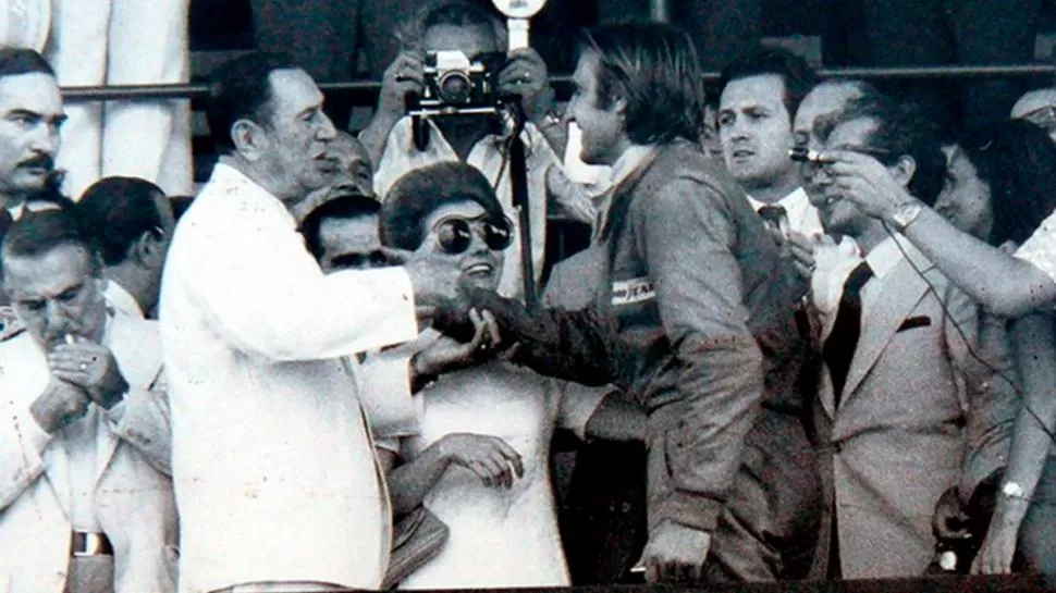 1974. Lole iba primero y a 500 metros de la meta se quedó sin nafta. El presidente Perón “tomó el helicóptero” para ir a verlo y lo saludó en el palco. 