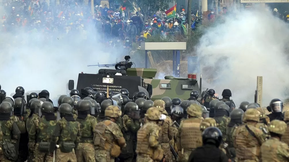 DESPUÉS DEL DERROCAMIENTO DE EVO MORALES. Las fuerzas militares bolivianas se enfrentaron a los militantes del partido del ex presidente. 