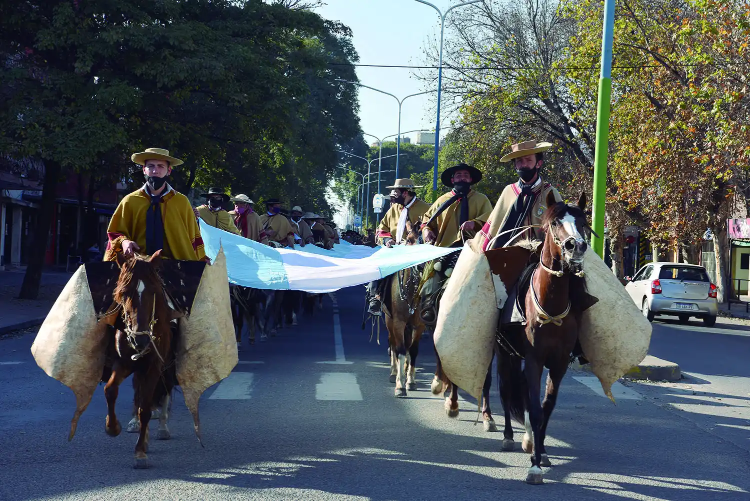 BANDERA. Desfilaron con una larga bandera argentina que debía ser sostenida por dos filas de gauchos que avanzaban en paralelo.