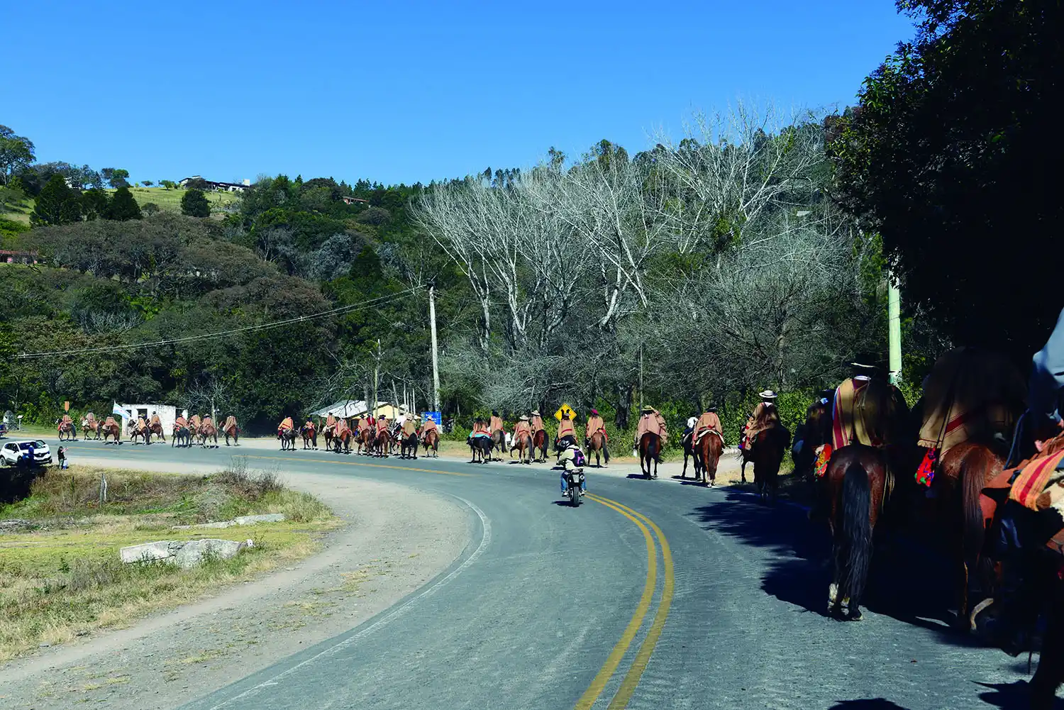 PANORAMA. El paisaje de Raco se vio decorado por el grupo de gauchos que salió a festejar el Día de la Independencia.