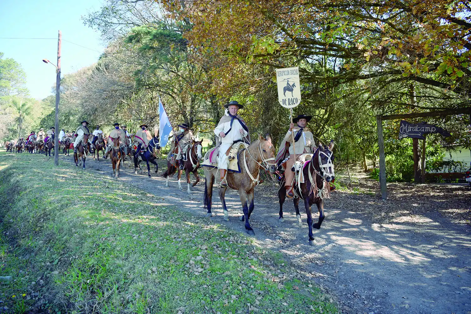 SENDERO. La Agrupación Gaucha de Raco desfiló por los diferentes caminos de la villa veraniega.