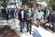 Alfaro, blanco de críticas mientras caminaba por la plaza Independencia