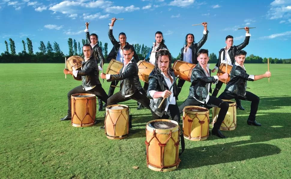 CON BOLEADORAS Y BOMBOS. El grupo Malevo fusiona el folclore pampeano con ritmos modernos.   