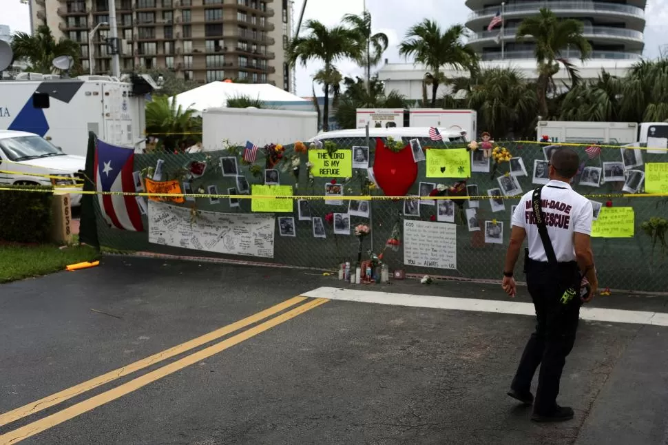 SANTUARIO. Cerca del edificio colapsado, los residentes de Surfside y familiares de las víctimas dejaron flores, fotos y mensajes de luto. 