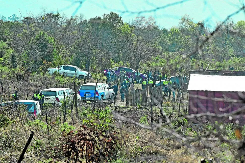 OPERATIVO. La Policía blinda el perímetro de un lote del asentamiento San Ramón, donde habrían enterrado los restos de la niña asesinada. 