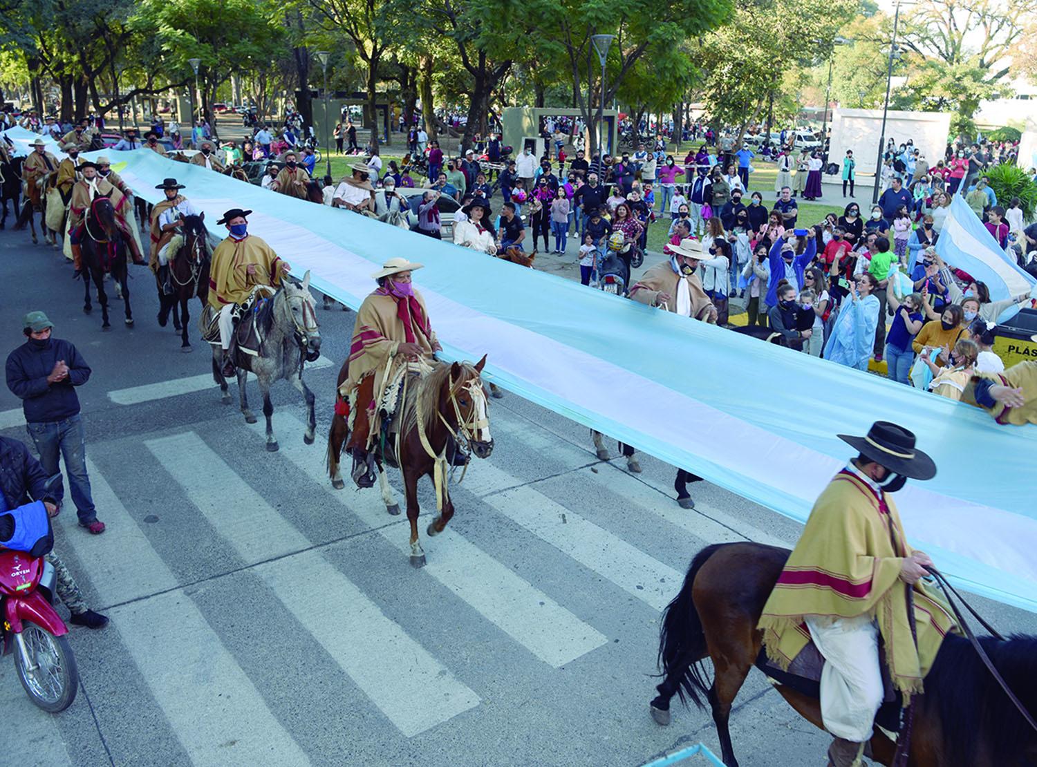 DESFILE. “No recuerdo tantos gauchos en una marcha, eran más de 500”, dijo Juan Suárez, presidente de una agrupación gaucha.