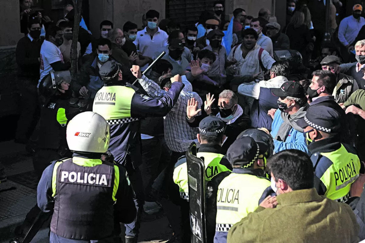 A GOLPES. Los autoconvocados trataron de avanzar desde la plaza Urquiza por la 25 de Mayo y tuvieron varios incidentes con la Policía. 