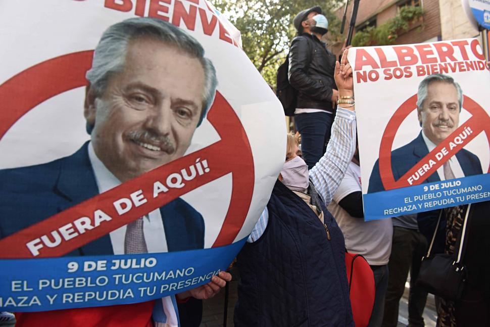 RECHAZO. Abundaron las pancartas que expresaban el repudio contra la visita del presidente Alberto Fernández.